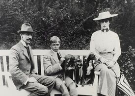 Kong Haakon VII, kronprins Olav og dronning Maud på Kongsgården. Foto: Anders Beer Wilse/DEXTRA Photo/Norsk Teknisk Museum (1917).