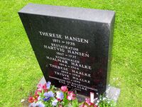 Familegravminnet for familien Hansen/Haalke, med blant andre maleren Hjalmar Haalke og danseren Eva Haalke. Foto: Stig Rune Pedersen