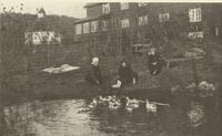 Hagedammen i familien Nielsen hage, personene på bildet er antakelig Ingeborg Marie Nielsen og døtrene Marie og Betzy.