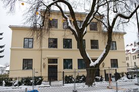 Bygård, opprinnelig hybelhus i Hafrsfjordgata 10 (1928), sammen med Arne Pedersen. Foto: Kjetil Ree (2010).