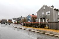 I Haftor Jonssons gate ved Sarpsborg stadion finner vi noe av den nyere bebyggelsen på Enenda. Foto: Leif-Harald Ruud (2022)