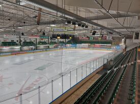 Banen, sett mot nord og deler av garderobeanlegget. VIP-tribuner til venstre og bak målet. Foto: Pål Giørtz (2023).