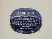 Blå plakett, Halden rådhus. Foto: Stig Rune Pedersen (2013) .