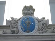 Haldens byvåpen over inngangspartiet til Halden rådhus. Foto: Stig Rune Pedersen (2013) .