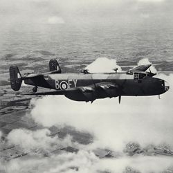 Halifax mk3 som var modifisert for slippoppdrag til Milorg under andre verdenskrig. Det er nå avklart at to slike fly leverte slippet i Enebakk i april 1945.