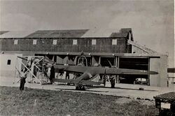 Flyfabrikken forsøkt kamuflert som storgård. Hall III med Dornier 17 i forgrunnen.