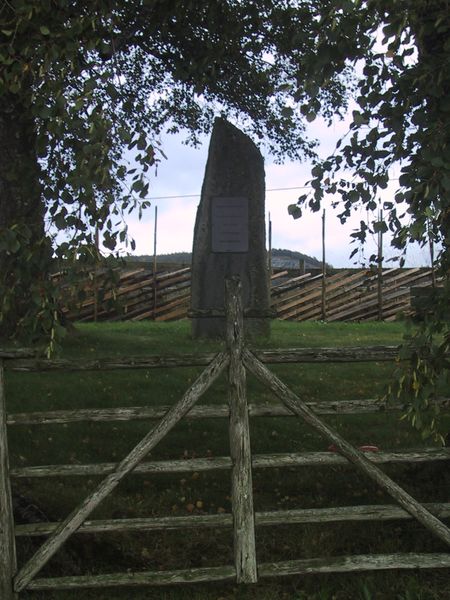 Fil:Hallan gamle kirkegard.JPG