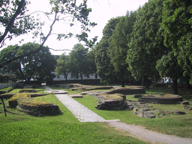 Fil:Hallvardskirkens ruin Oslo.jpg