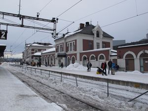 Hamar Stasjon med snø i mars 2011.jpeg