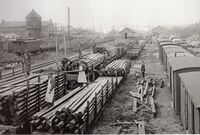 Omlasting av gods mellom smalspor- og normalsporvogner pågikk fra 1880-1915.