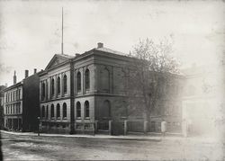 Hammersborg skole, oppført 1869, ark. Nordan. Revet 1976. Foto: Gustav Jensen / Oslo museum