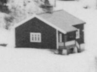 Bolighus i 1 etasje ("type A2") med større vinduer og skifertak. Også dette hadde trefags vindu på gavlveggen og veranda foran inngangen. Foto: Ukjent / Åsen Museum og Historielag.