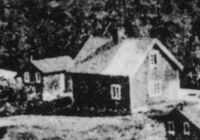 Bolighus i 1 ½ etasje ("type B"). Midtstilt veranda foran inngangen på forsida (langside skjult på bilde). Foto: Ukjent / Åsen Museum og Historielag.