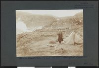 Fotograf Hanna Marie Resvoll-Holmsen ved teltet sitt i september 1909.