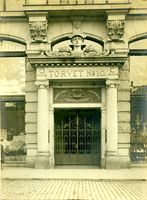 Portalen ved inngangen til Christiania Glasmagasin. Ukjent årstall