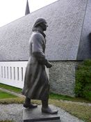 Bronsestatue av Hans Egede ved Harstad kirke. Foto: Gunnar Reppen