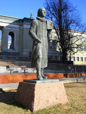 Hans Egede statue Trefoldighetskirken Oslo 2017.jpg