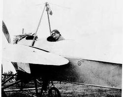 Hans Fleischer Dons ombord i flyet Start på Gannestadjordet i Borre i 1912, rett før den første flyturen her i landet. Foto: Ukjent / Norsk Teknisk Museum