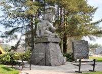 Minnesmerke over de falne 1940–1945 av Hans Holmen, ved Kvelde skole (1950). Ble flyttet hit fra Bommestad i 2009. Foto: Roy Olsen (2016).