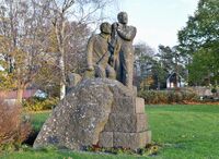 Minnesmerke over de falne 1940–1945 av Hans Holmen, ved Stokke kirke (1947). Foto: Roy Olsen (2017).
