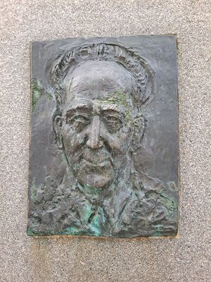 Hans Knutsen 1879–1958 Relieff på statue på Kolbotn torg Foto Eva Rogneflåten 08.10.2020.jpg