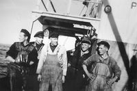 Hans O. Sævik med mannskap om bord på MB «Pokal».