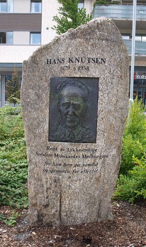 Hans knutsen statue.JPG