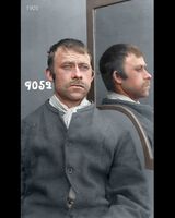 Lorentz Kristian Hansen. Forbryterportrett 20. oktober 1905 fra Kristiania politikammer. Bildet tatt ved løslatelsetidspunkt i 1905 etter at Lorentz har sonet 1 år og 2 måneder straffearbeid for tyveri ved Akershus landsfengsel. Foto: Digitalt fargelagt (originalbilde i digitalarkivet)