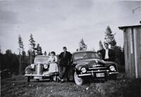 Fra h. Andreas Hansen (f.1917-d.1976), Sigrid t.v (f.1915-d.1994) og sønn Kjell Hansen (f. 1940-d.1990), Ingeberg 1959. Foto: Annar Westlie