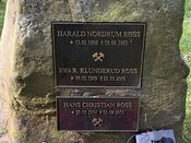 Harald Ross var Sølvverkets siste direktør. Han er gravlagt på Kongsberg gravlund. Gravminnet er prydet med de to redskapene hammer og bergsjern, som utgjør bergmannens yrkesinsignier. Foto: Stig Rune Pedersen