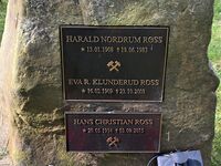 Gravminne for Harald Nordrum Ross, bergingeniør, bergmester, krigsdeltaker og den siste direktør for Kongsberg Sølvverk. Foto: Stig Rune Pedersen (2023).