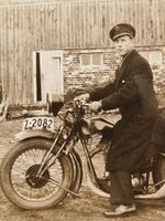 En ung Harald Tvetene på motorsykkel Foto: Stilt til disposisjon av Nina-Kristin Tvetene