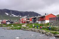 Syklistar på Rallarvegen ved Finse stasjon. Foto: Leif-Harald Ruud (2007).