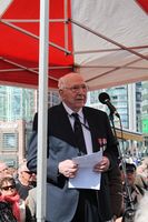 Osvald-veteranen Harry Sønsterud holder tale under avdukingsseremonien. Foto: Chris Nyborg (2015).