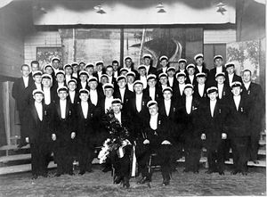 Harstad Mandskor etter avskjedskonserten for Evensen i 1930.jpg