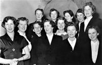 Harstad lille Damekor i 1957. Klikk på bildet og få fram navnene på dirigent og korister. Foto Koret / Sør-Troms museum