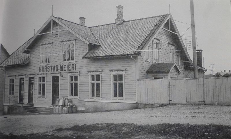 Fil:Harstad meieris bygning fra 1894.jpg