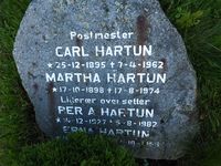 Hartuns familiegrav, blant annet postmester Carl Hartun og oversetter-sønnen Per A. Hartun.