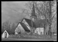 Kirken sett mot nordøst. Foto: Nasjonalbiblioteket (1956).