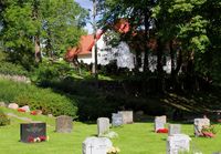 Motiv fra Haslum kirkegård, med Haslum kirke i bakgrunnen. Foto: Stig Rune Pedersen