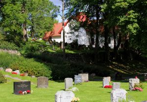 Haslum kirkegård august 2015 2.jpg