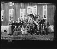 13. Hattfjelldal. Gamle Præstegaard. Konfirmanter. - NB bldsa OTO0800 A.jpg