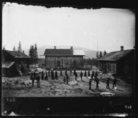 Konfirmanter på prestegårdstunet etter at det nye våningshuset ble bygget i 1893. Foto Ole Tobias Olsen
