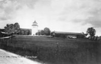 Kirken og prestegården rundt 1920.
