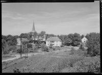 Bebyggelsen ved Haug kirke. Foto: Jac Brun (1956).