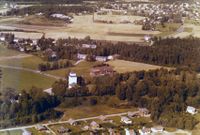 121. Haug kirke og Eikertun - WF290.jpg