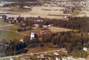 Haug kirke og Eikertun - WF290.jpg