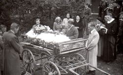 Gravferda til Olav Momrak på Øvre Haugane 1944.Presten er Armand Berg.