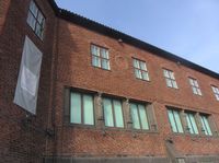 Karyatidene (stående kvinnefigurer) på fasaden til Tønsberg Navigasjonskole Foto: Stig Rune Pedersen