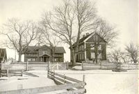 Den nedre bygningen på Haug i Nordlia (t.v.) settes opp, tømmerkasse og vinduer er på plass.